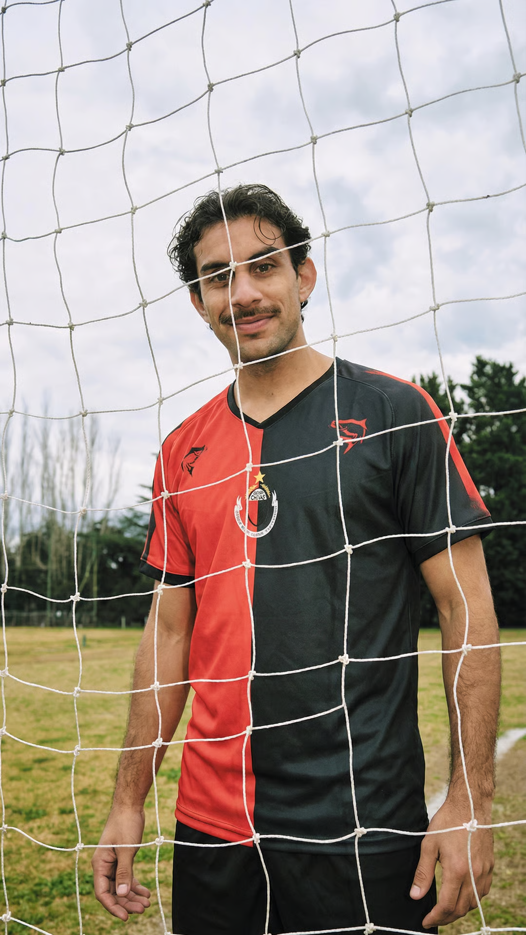 Modelo con camiseta Colón