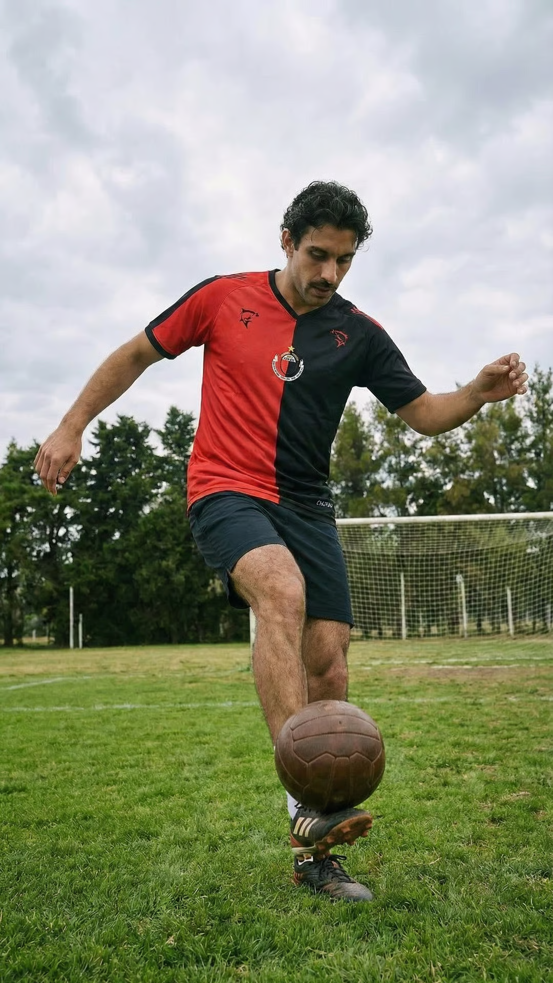 Modelo con camiseta Colón