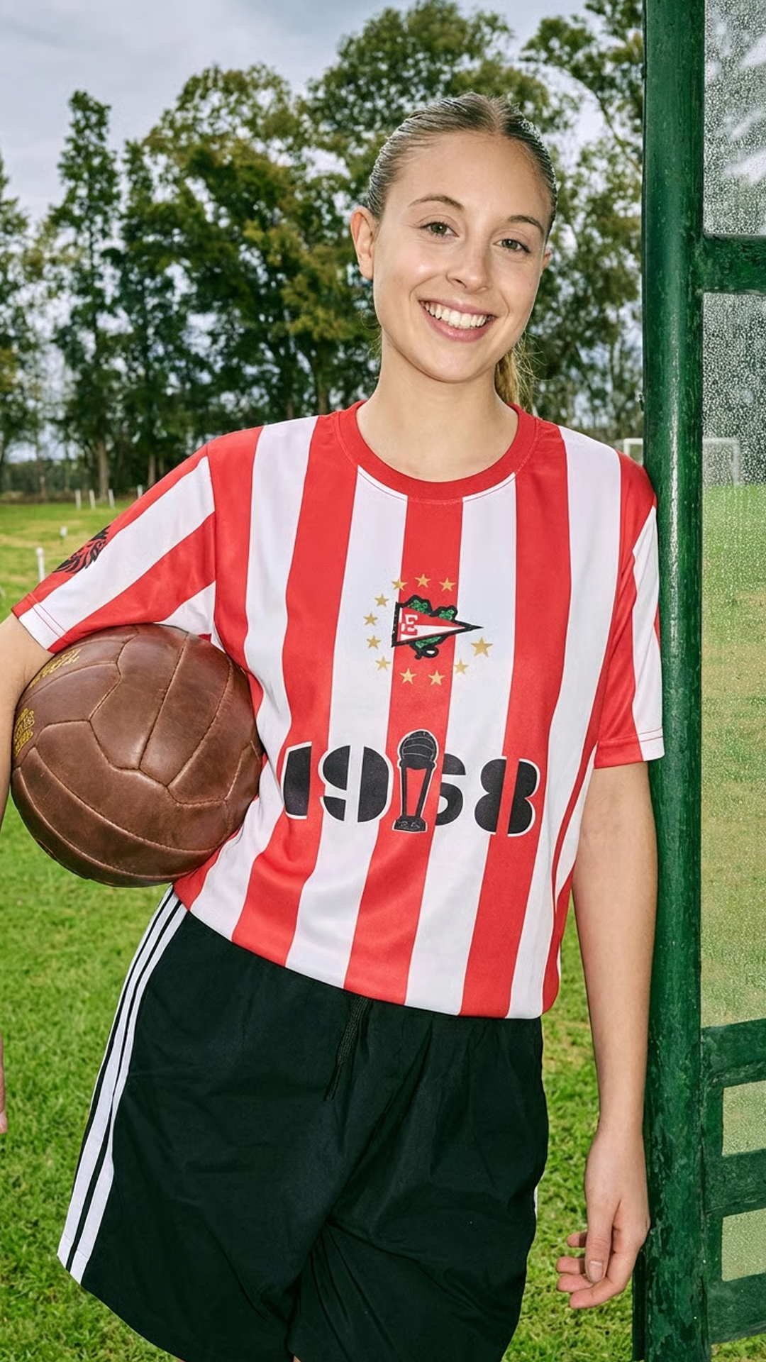 Usuario con camiseta Estudiantes en la cancha